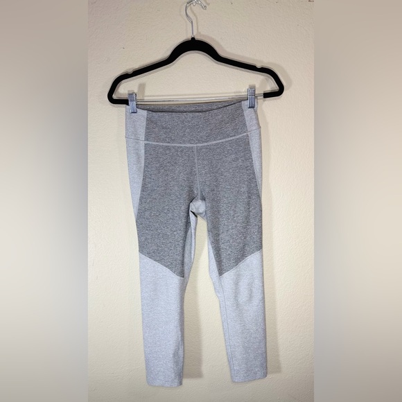Outdoor Voices Gray & White Colorblock 7/8 Leggings | Low Rise | Size Medium - Picture 3 of 6
